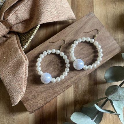 Pearly rings with large pearl